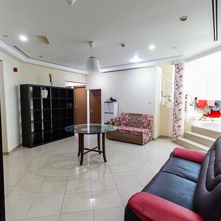 Budget Rooms With Private Bathroom For 'Girls' Only In Dubai, Marina Dış mekan fotoğraf