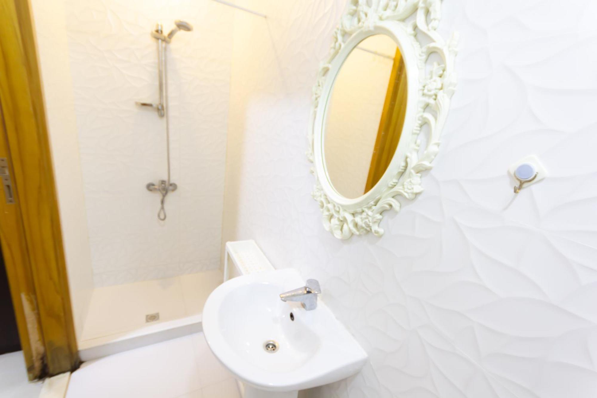 Budget Rooms With Private Bathroom For 'Girls' Only In Dubai, Marina Dış mekan fotoğraf