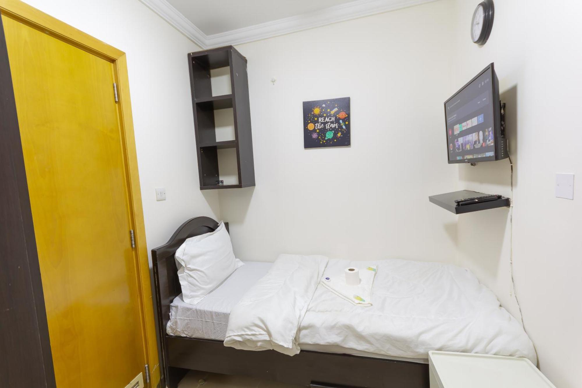 Budget Rooms With Private Bathroom For 'Girls' Only In Dubai, Marina Dış mekan fotoğraf
