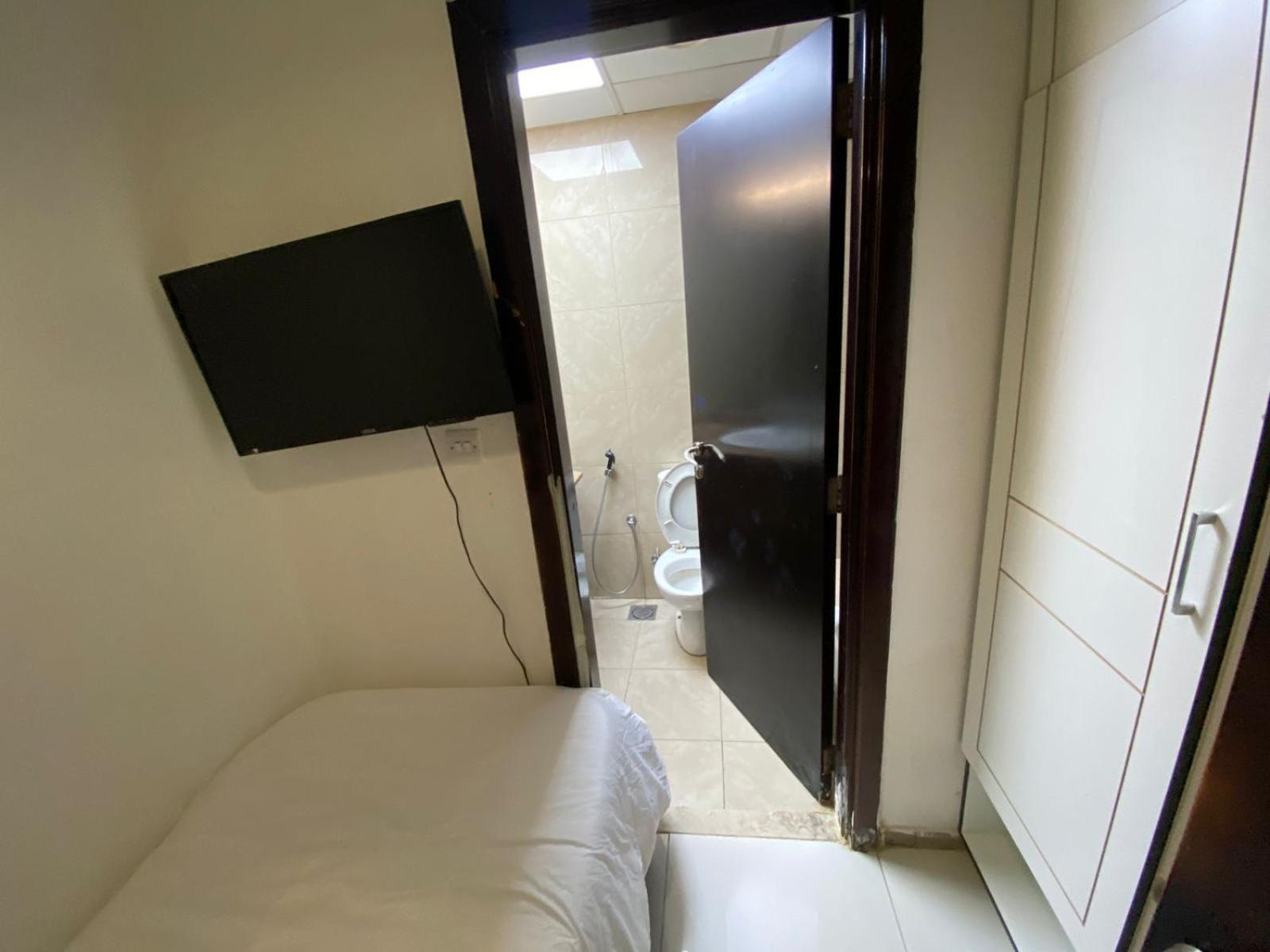 Budget Rooms With Private Bathroom For 'Girls' Only In Dubai, Marina Dış mekan fotoğraf