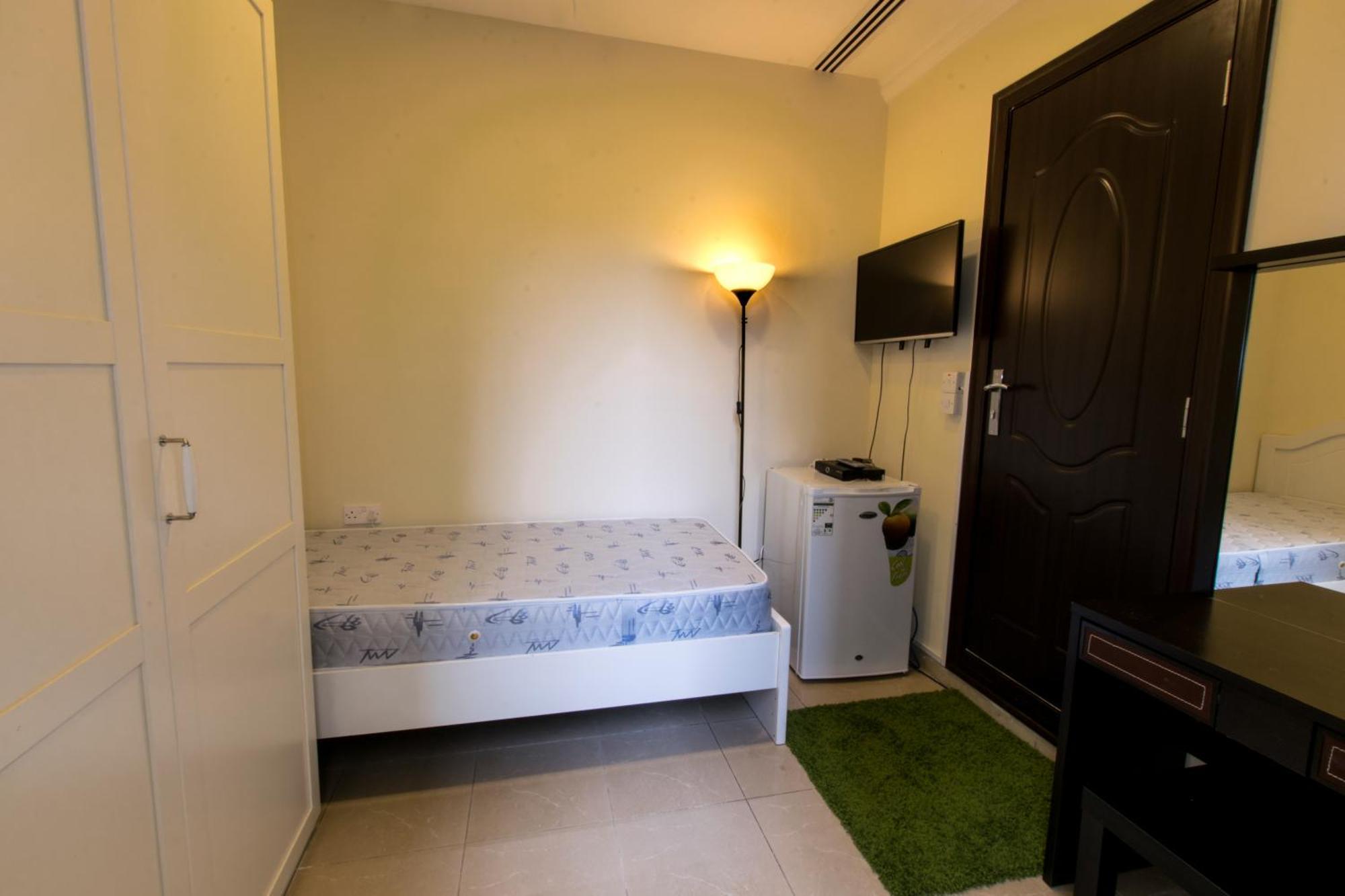 Budget Rooms With Private Bathroom For 'Girls' Only In Dubai, Marina Dış mekan fotoğraf