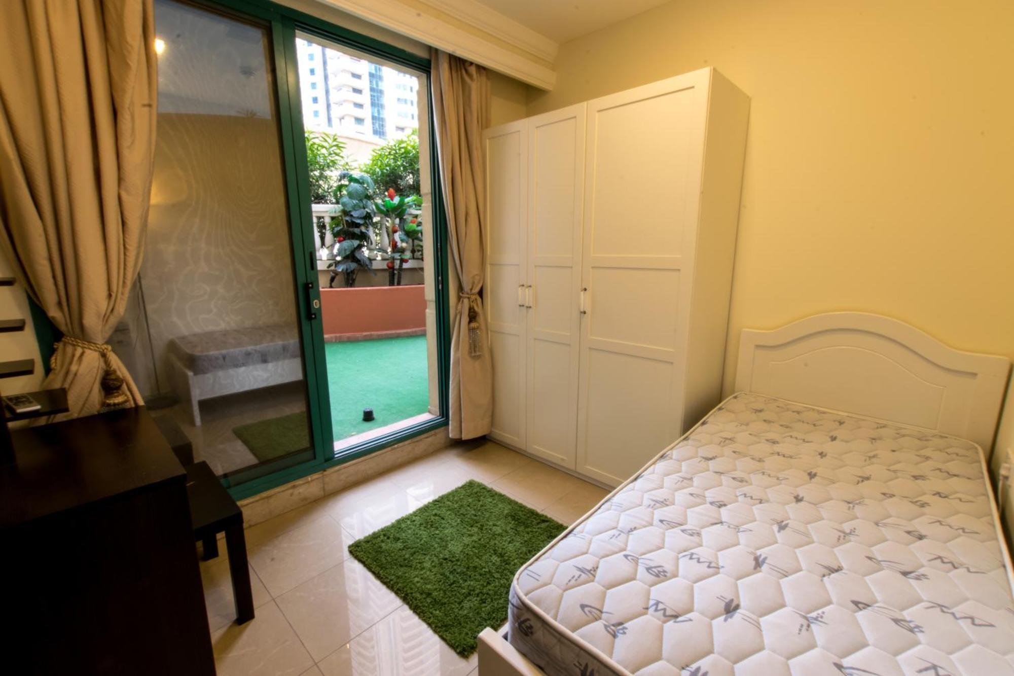 Budget Rooms With Private Bathroom For 'Girls' Only In Dubai, Marina Dış mekan fotoğraf