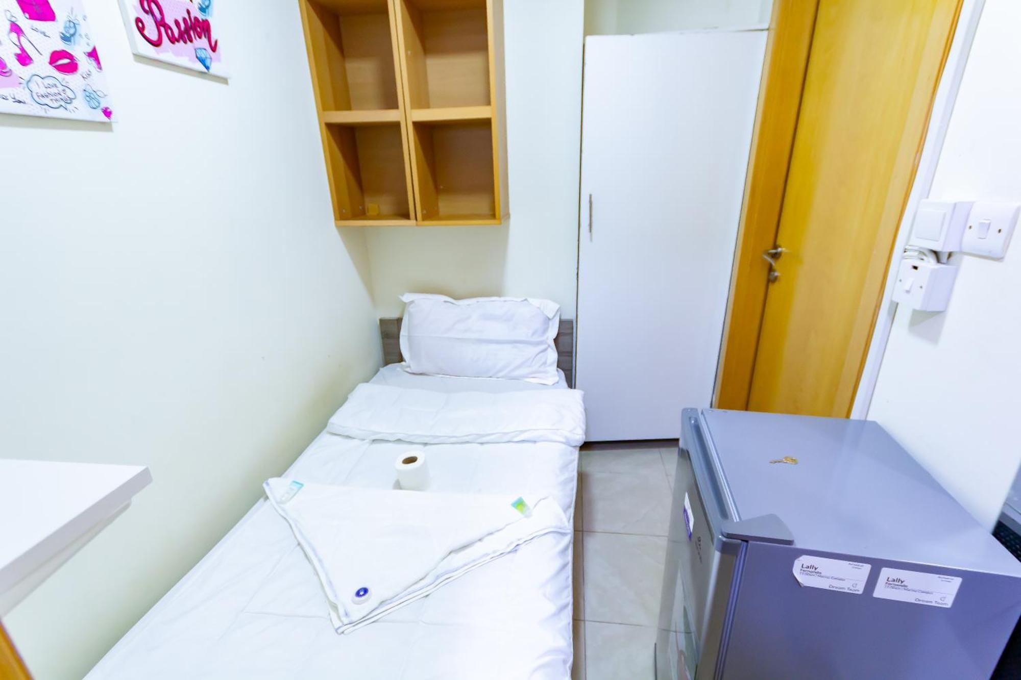 Budget Rooms With Private Bathroom For 'Girls' Only In Dubai, Marina Dış mekan fotoğraf