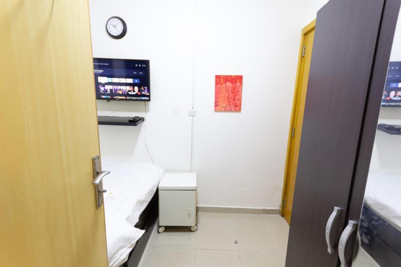 Budget Rooms With Private Bathroom For 'Girls' Only In Dubai, Marina Dış mekan fotoğraf