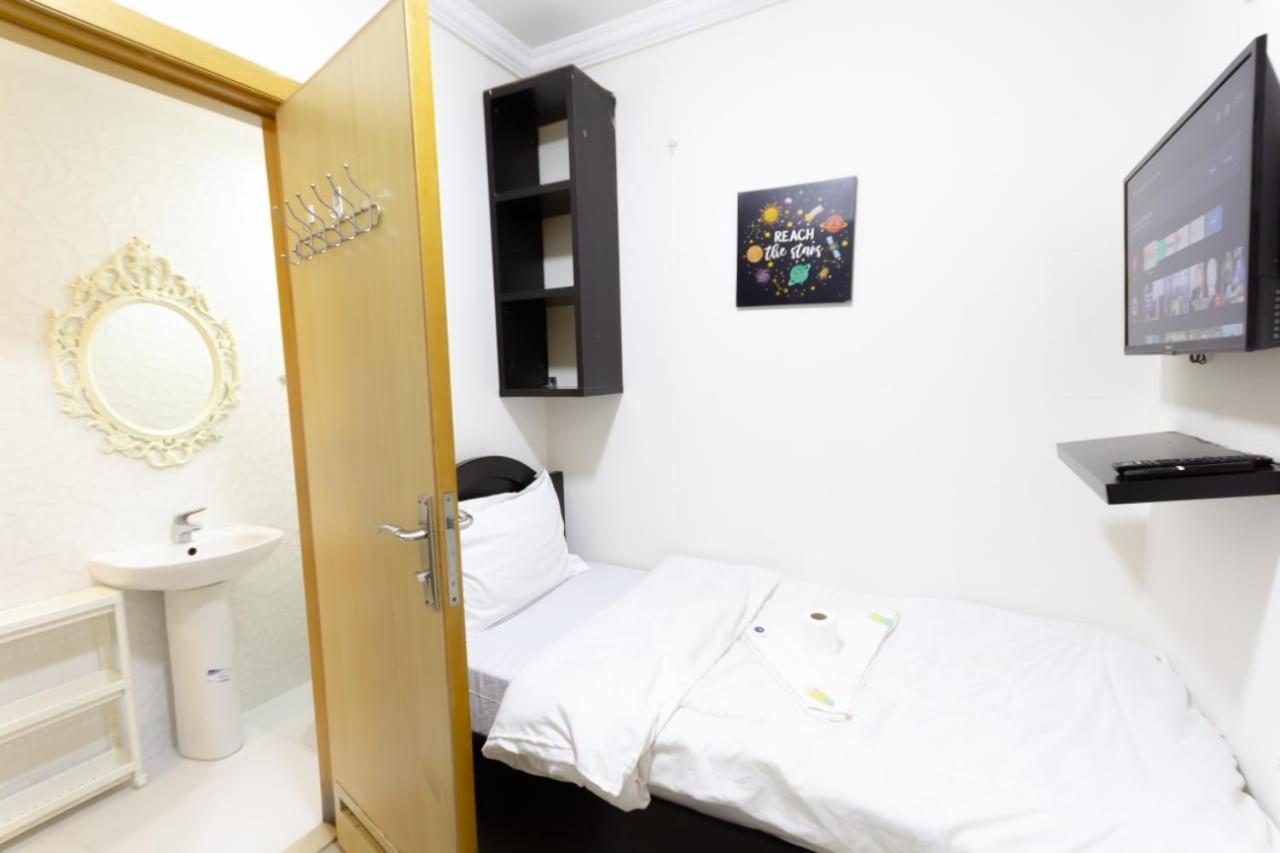 Budget Rooms With Private Bathroom For 'Girls' Only In Dubai, Marina Dış mekan fotoğraf