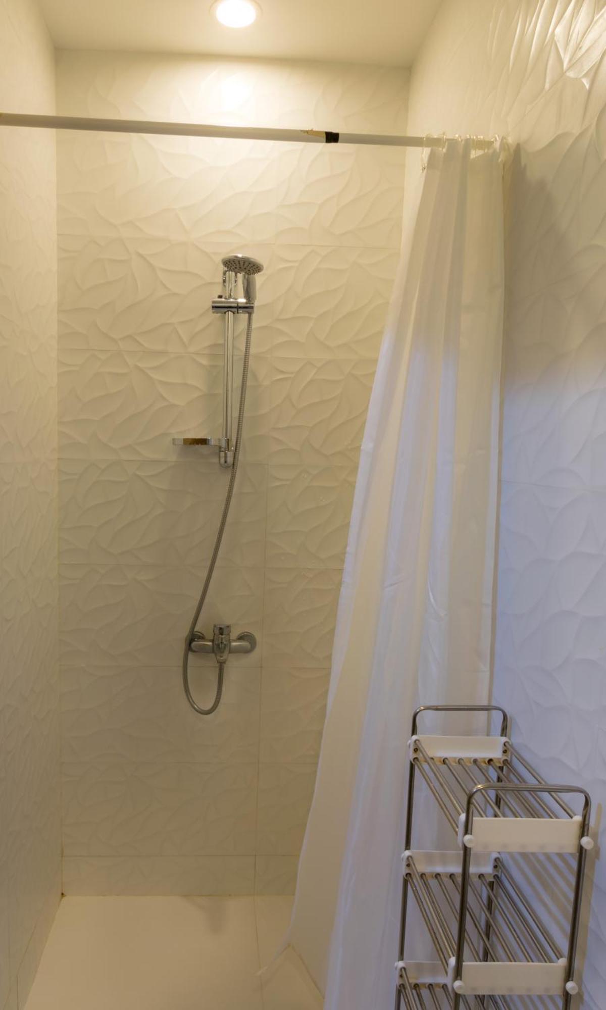 Budget Rooms With Private Bathroom For 'Girls' Only In Dubai, Marina Dış mekan fotoğraf