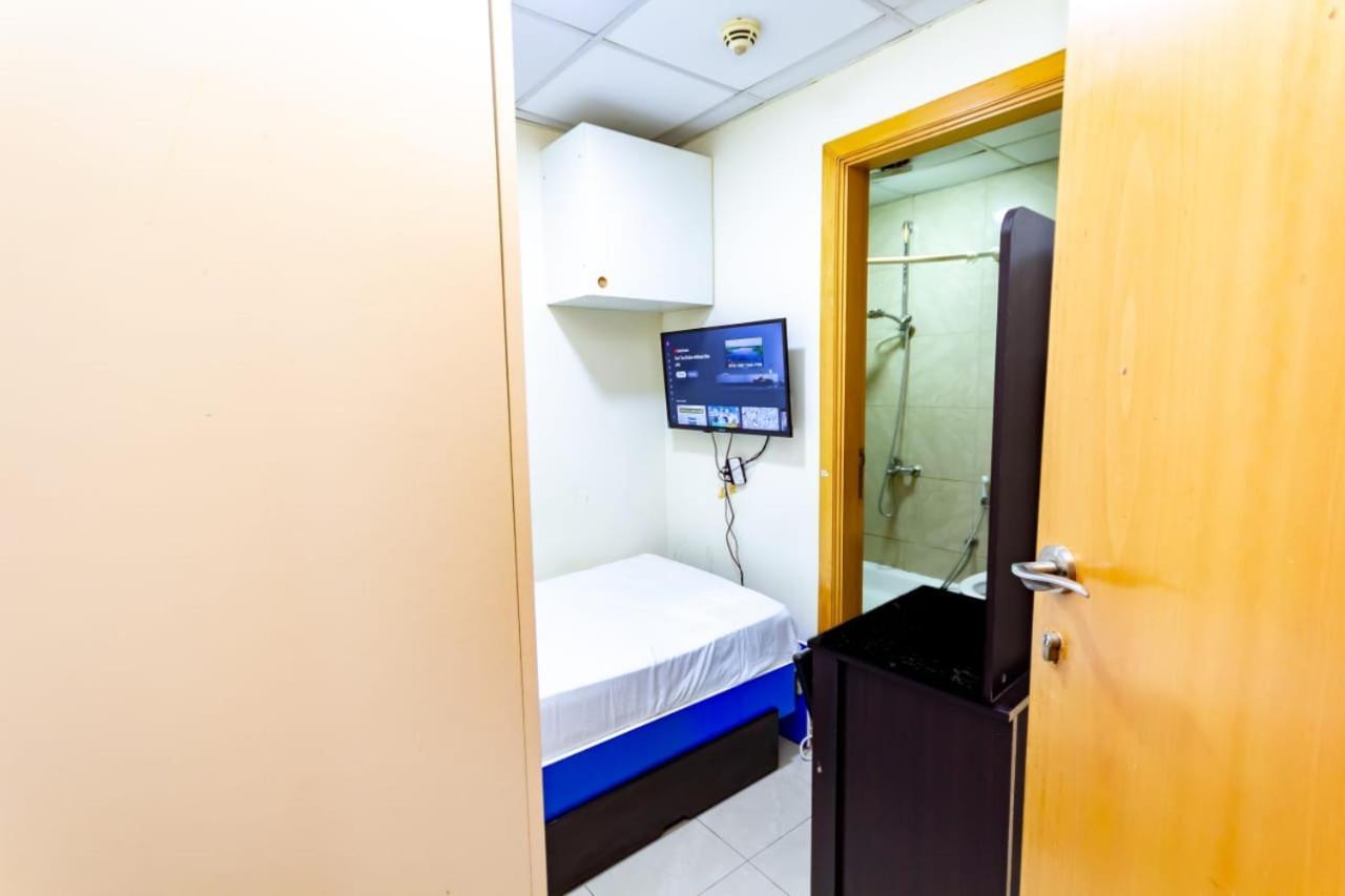 Budget Rooms With Private Bathroom For 'Girls' Only In Dubai, Marina Dış mekan fotoğraf