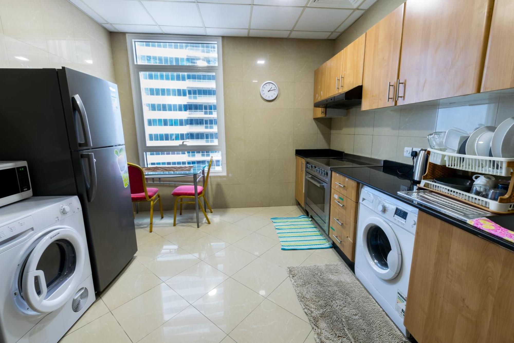 Budget Rooms With Private Bathroom For 'Girls' Only In Dubai, Marina Dış mekan fotoğraf