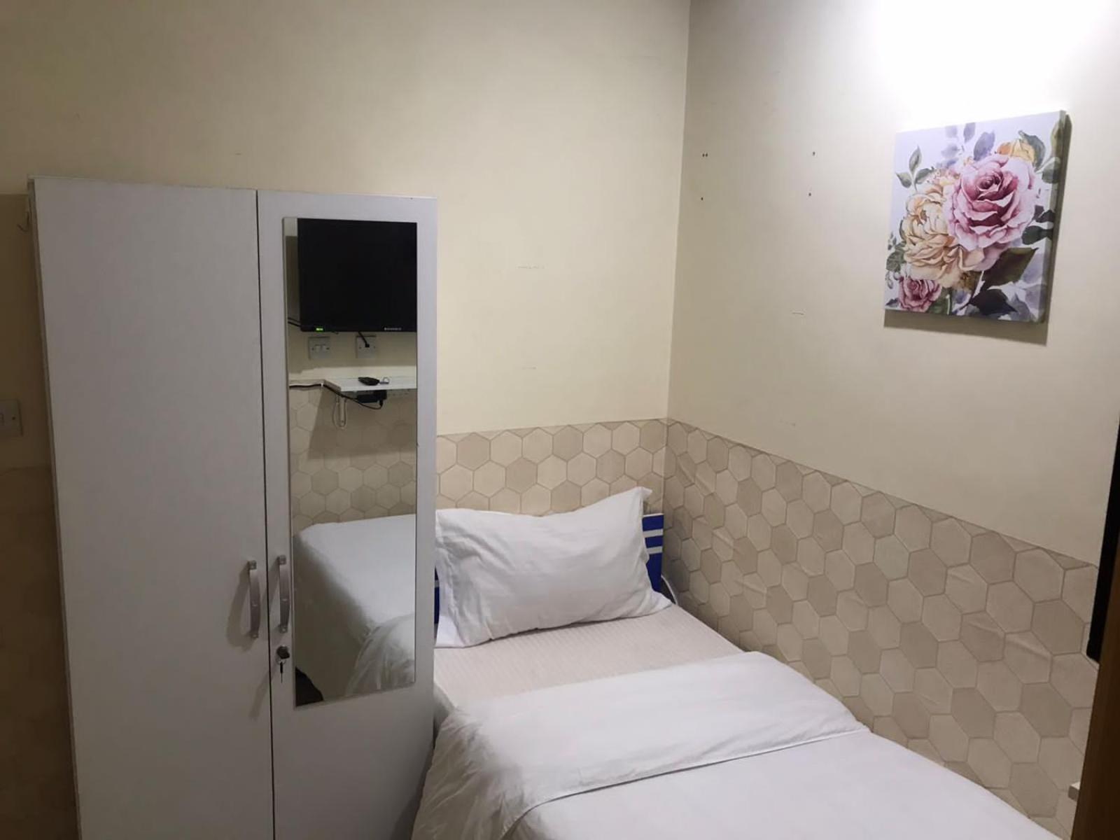 Budget Rooms With Private Bathroom For 'Girls' Only In Dubai, Marina Dış mekan fotoğraf