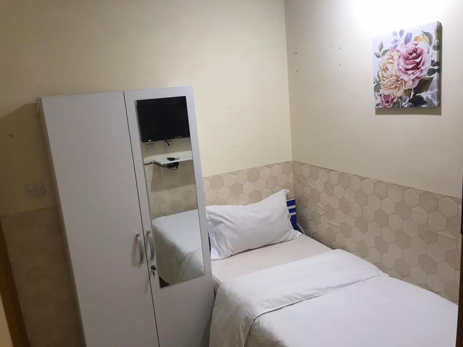 Budget Rooms With Private Bathroom For 'Girls' Only In Dubai, Marina Dış mekan fotoğraf